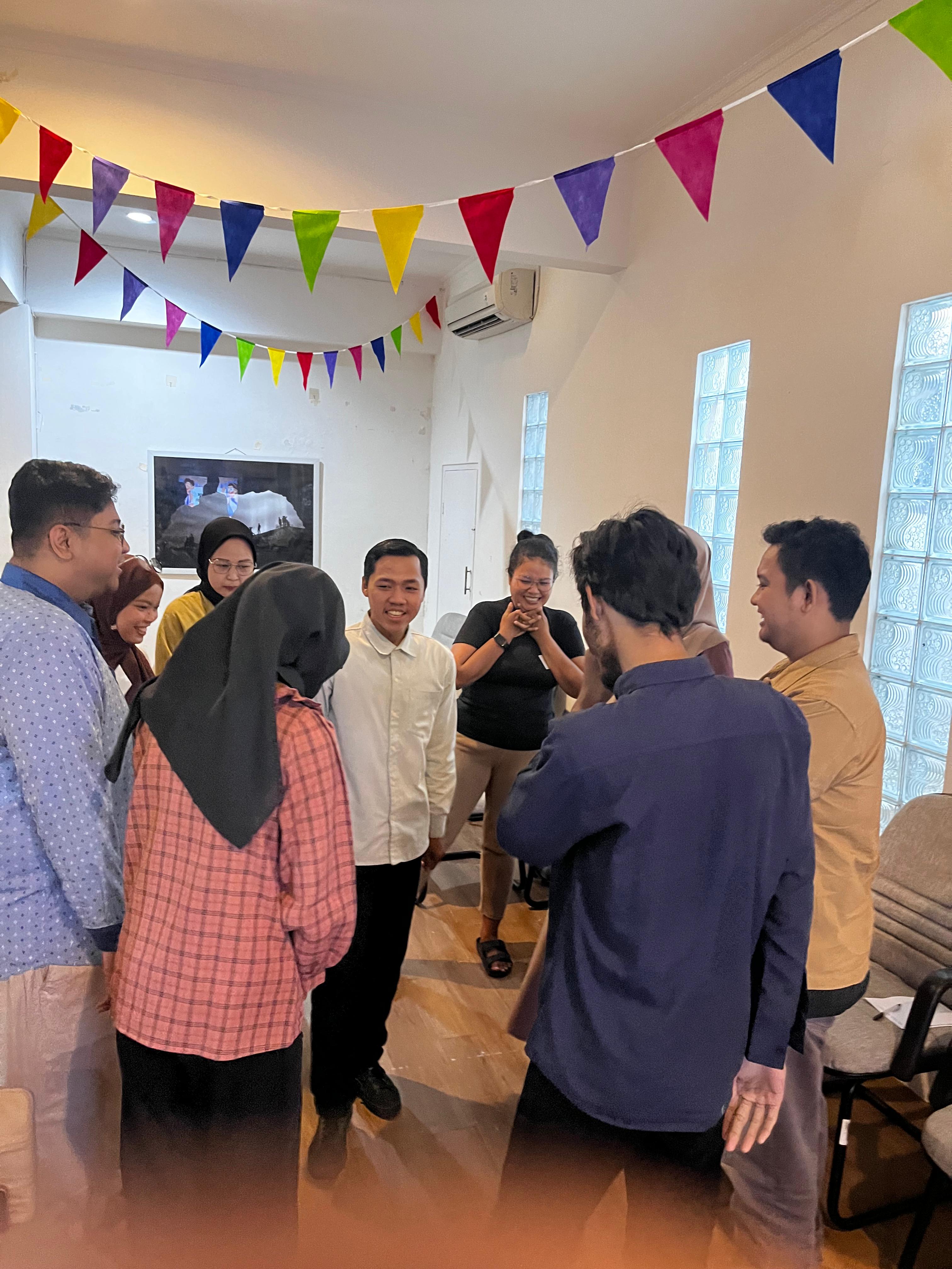 Anak muda berdiskusi bersama