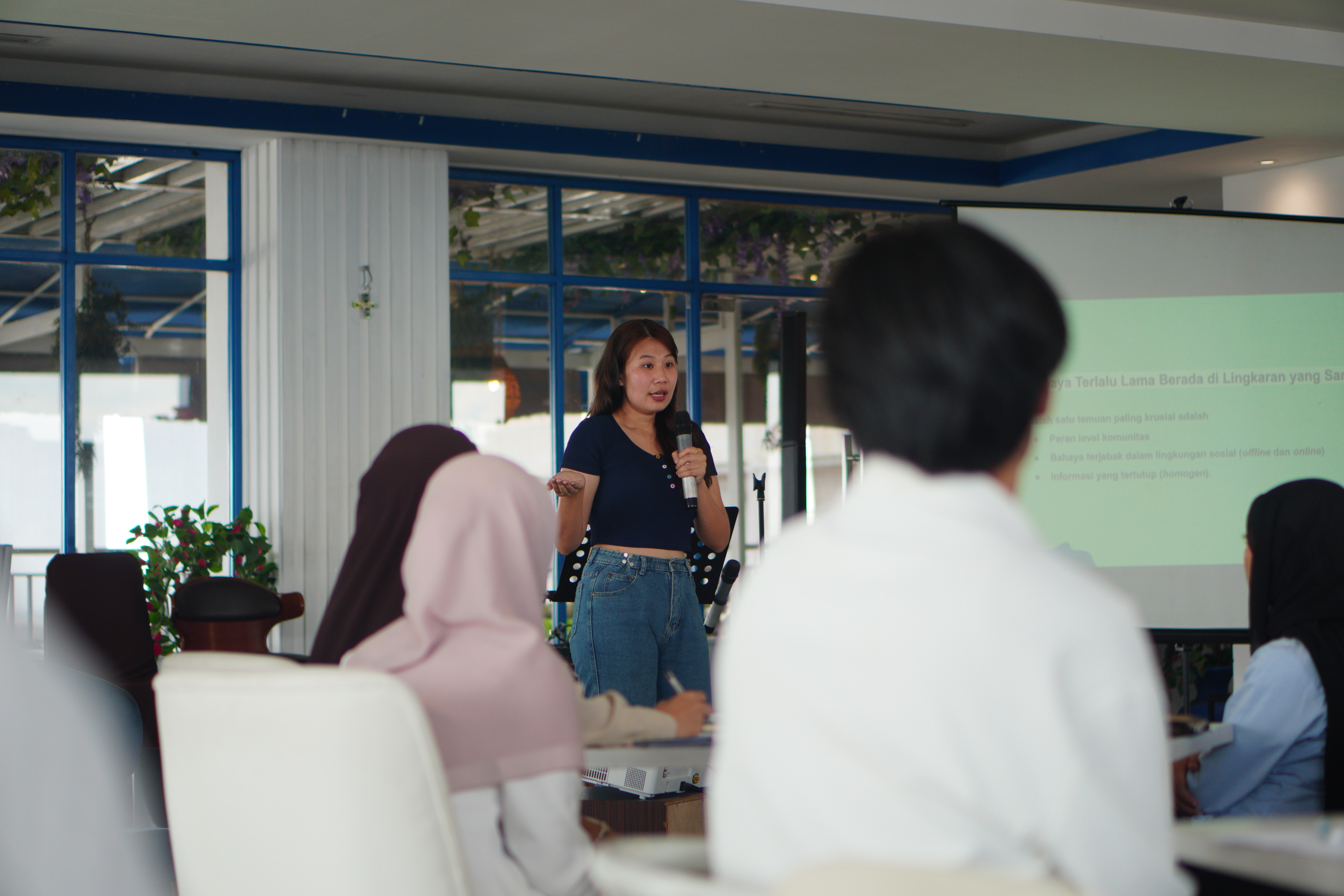 Peserta The Voices of Peace mengikuti workshop dialog